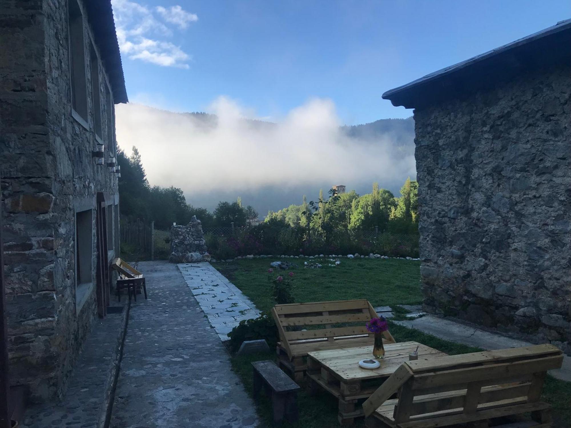 Гостевой дом SVANETI Местия Экстерьер фото
